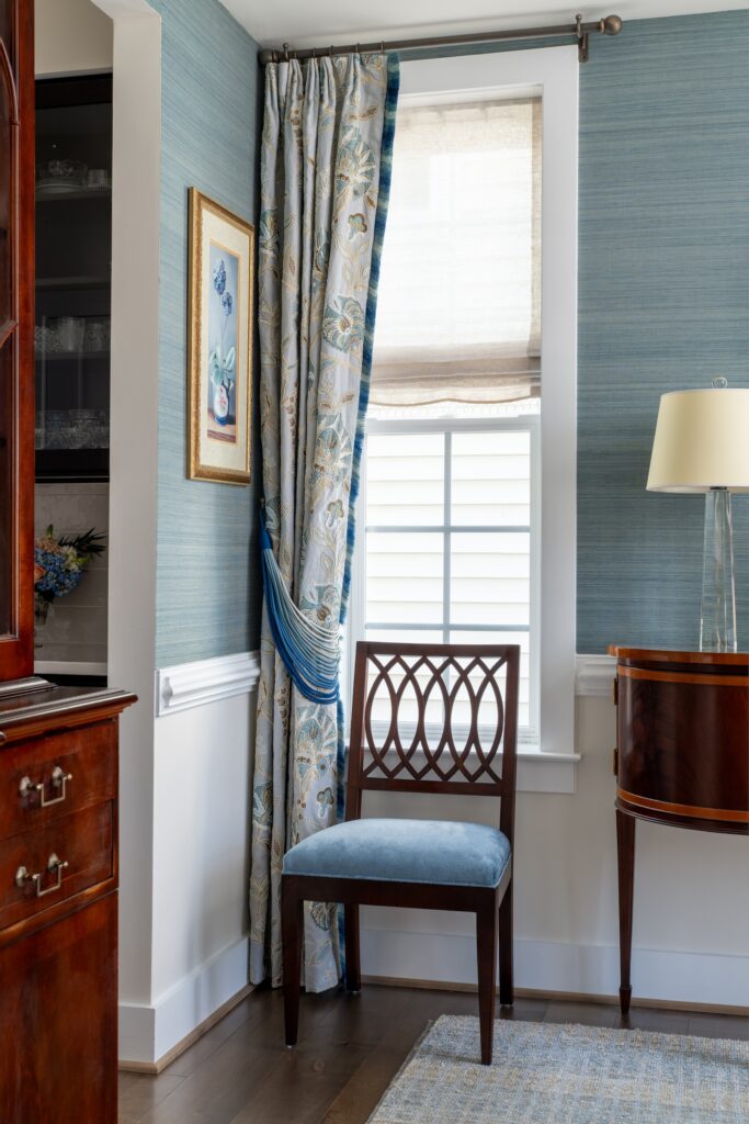 Traditional dining room wallcovering and window treatments